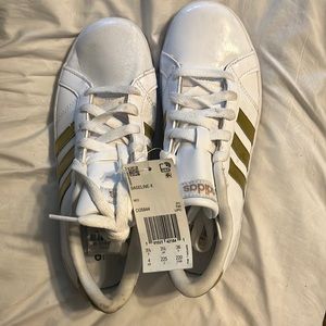 Kids adidas size 4 NWT
